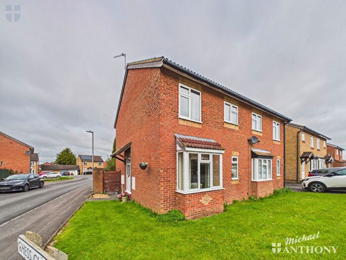 3 Bedroom Semi-Detached House For Sale In Lambourne Avenue, Aylesbury, HP21