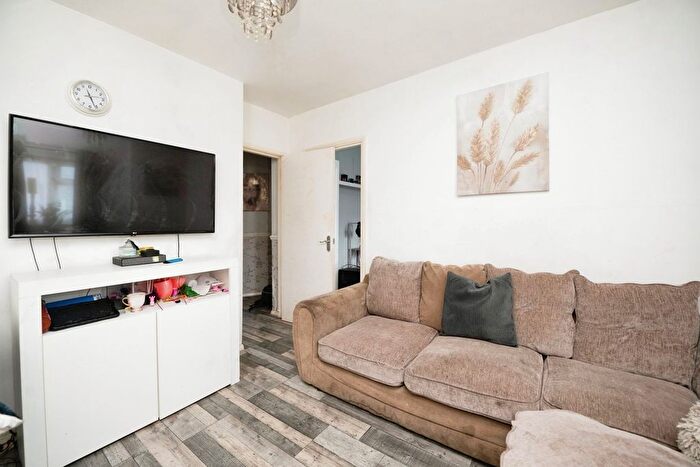 2 Bedroom Flat For Sale In Rose Lane, Romford, RM6
