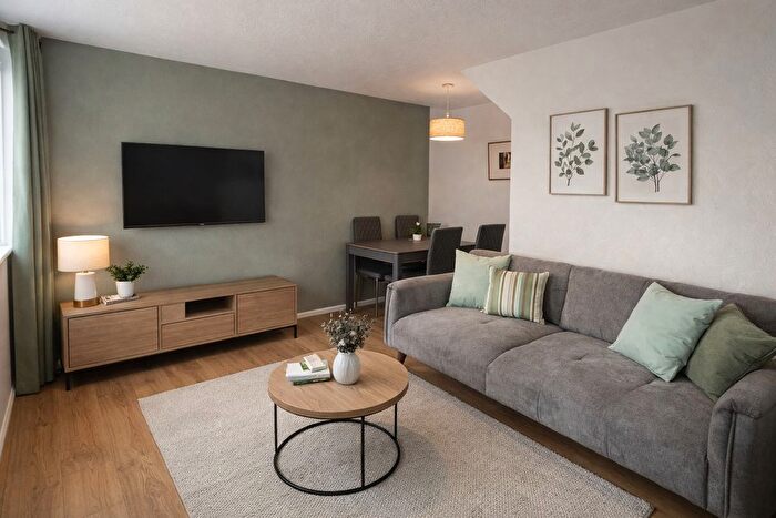 3 Bedroom Flat To Rent In Battersea Bridge Road, London, SW11