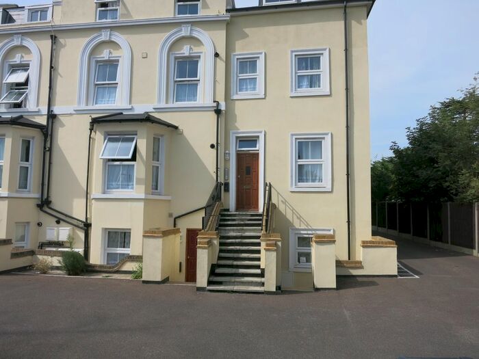 3 Bedroom Flat To Rent In Hook Road, Surbiton, KT6