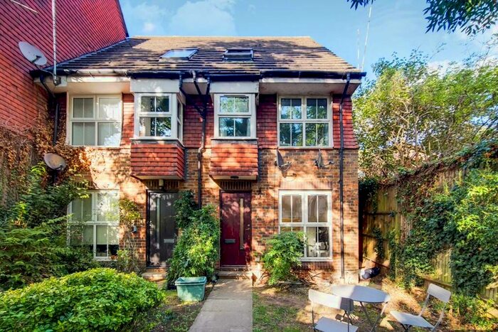 1 Bedroom Flat To Rent In Windmill Rise, Kingston Hill, Kingston Upon Thames, KT2