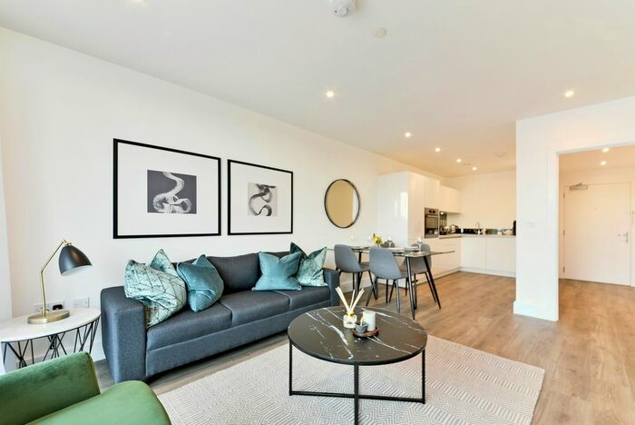 1 Bedroom Flat To Rent In Sandown House, High Street, Staines-Upon-Thames, TW18