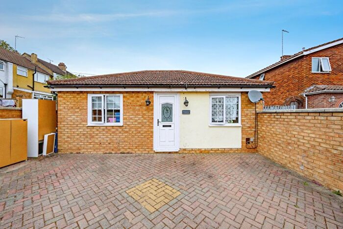 1 Bedroom Bungalow For Sale In High Beech Road, Luton, Bedfordshire, LU3
