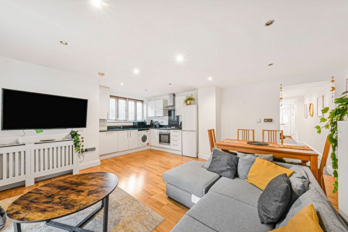 2 Bedroom Flat To Rent In Queenstown Road, London, SW8