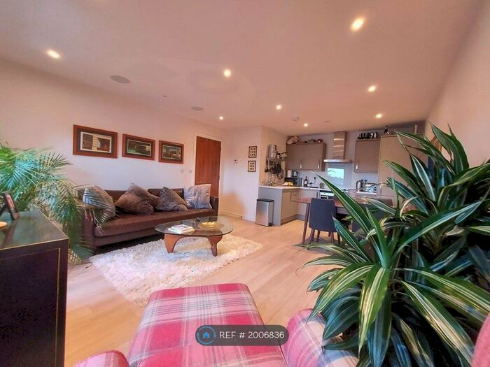 2 Bedroom Flat To Rent In Observatory Court, London, N11