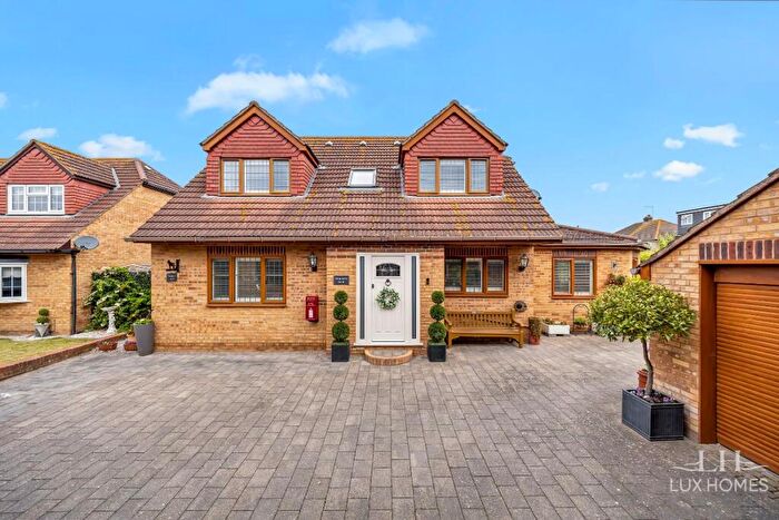 4 Bedroom Bungalow For Sale In Summers Gold, Rainham, RM13