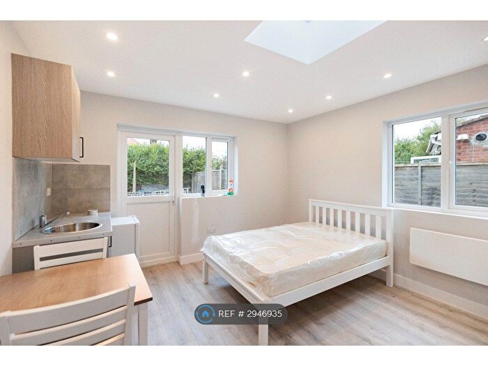 Studio To Rent In Hunters Grove, Hayes, UB3