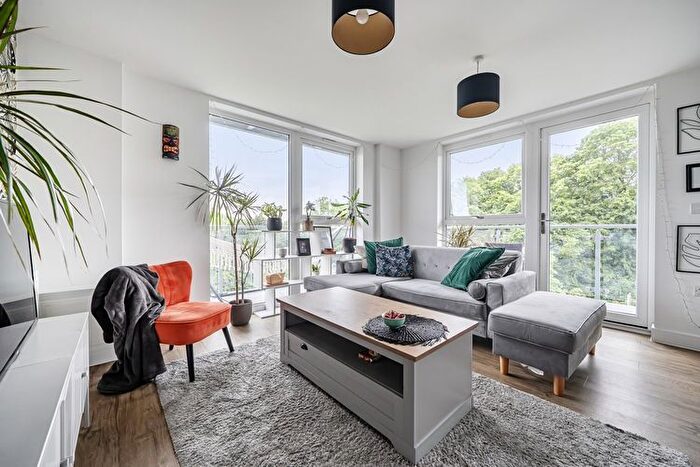 2 Bedroom Flat For Sale In Speckled Wood House, Maidenhead, Berkshire, SL6