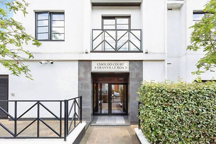 2 Bedroom Flat For Sale In Granville Road, Watford, Hertfordshire, WD18