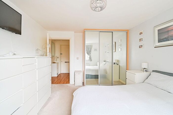 1 Bedroom Flat For Sale In Merchant Street, Bow, London, E3