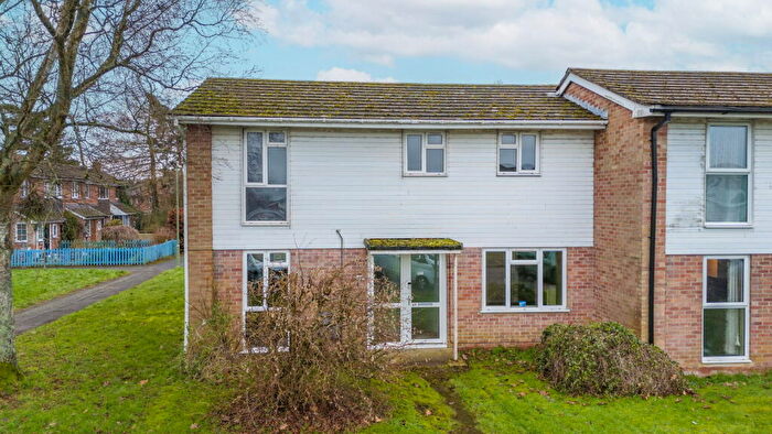 3 Bedroom End Of Terrace House For Sale In Pond Close, Overton, RG25