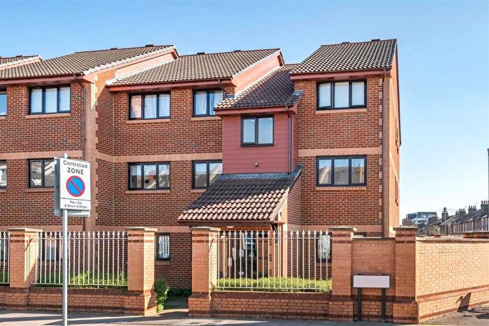 2 Bedroom Flat To Rent In Pelham Road, London, SW19