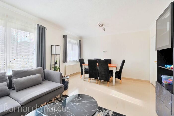 2 Bedroom Flat To Rent In Adams Close, Surbiton, KT5