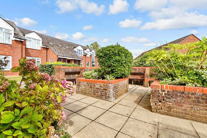 1 Bedroom Flat For Sale In Henbit Close, Tadworth, Surrey, KT20