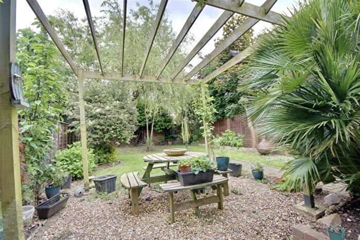 3 Bedroom End Of Terrace House For Sale In Milton Road, Cowplain, Waterlooville, PO8