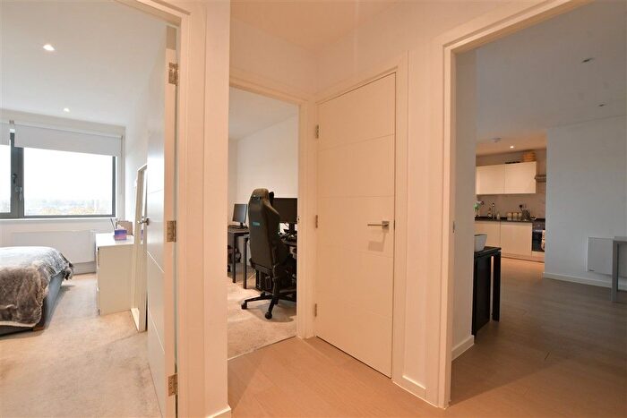 2 Bedroom Flat For Sale In Hubert Road, Brentwood, Essex, CM14