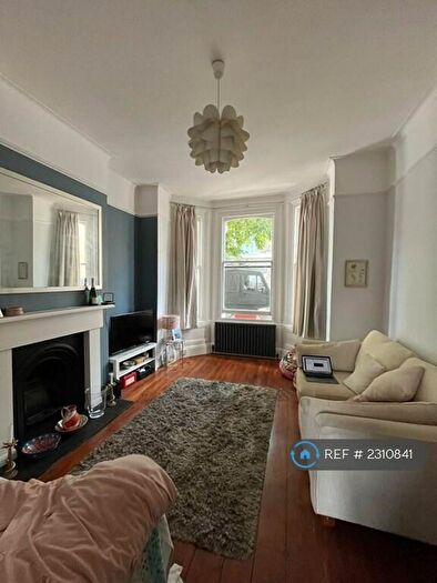1 Bedroom Flat To Rent In Strathblaine Road, London, SW11