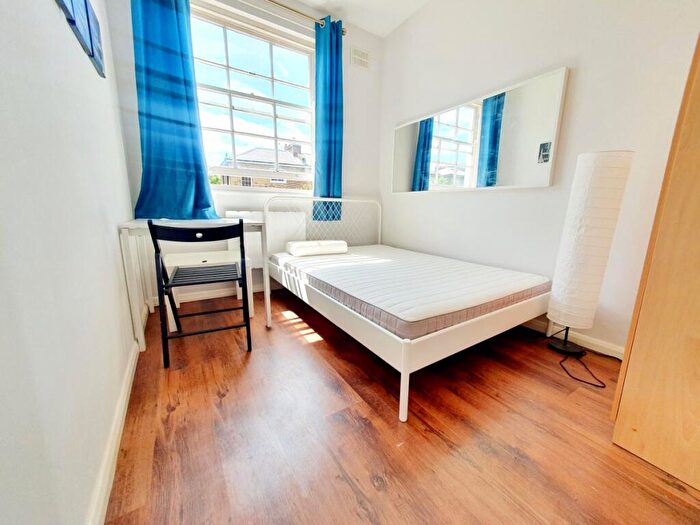 Flat To Rent In Offord Road, Islington, N1