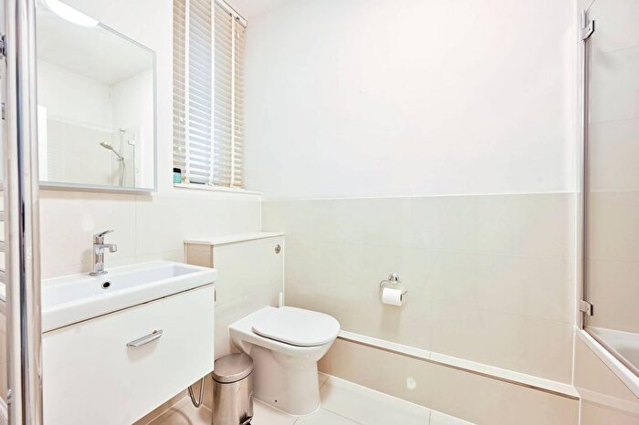 3 Bedroom Flat To Rent In Kensington Mansions, Earls Court, London, SW5