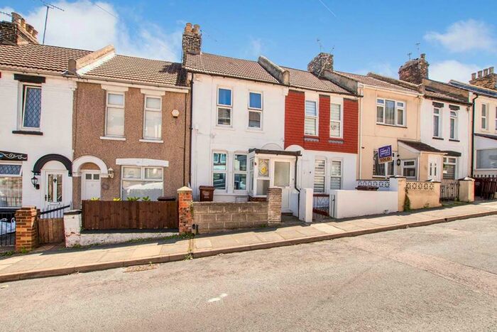 3 Bedroom Terraced House To Rent In Gordon Road, Chatham, Kent, ME4