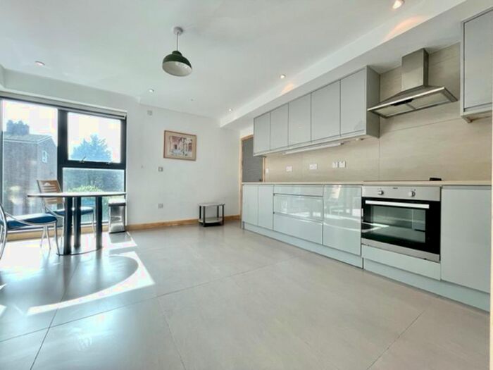 5 Bedroom Flat To Rent In Lowth Road, London, SE5