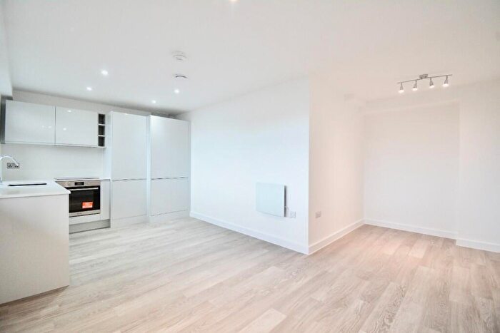 1 Bedroom Flat To Rent In High Street, Rayleigh, Essex, SS6