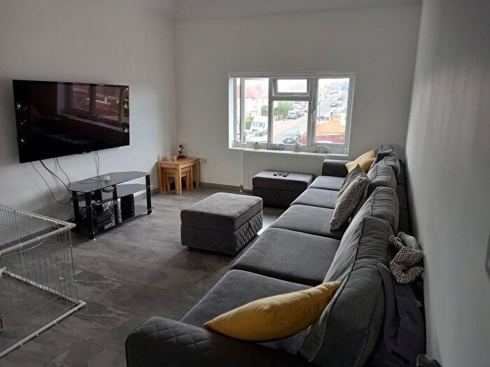 3 Bedroom Flat To Rent In Townsend Lane, London, NW9