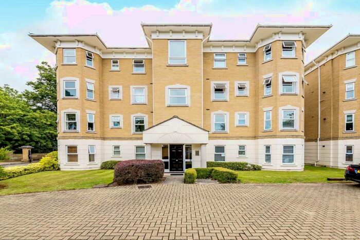 3 Bedroom Flat To Rent In Penners Gardens, Surbiton, KT6