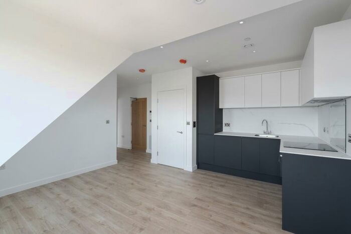 1 Bedroom Flat To Rent In Station Road Redhill, RH1