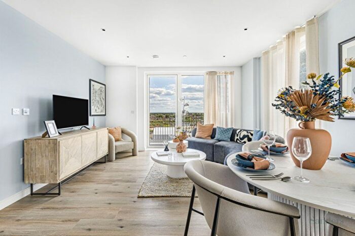 2 Bedroom Flat To Rent In Greenleaf Walk, Southall, UB1