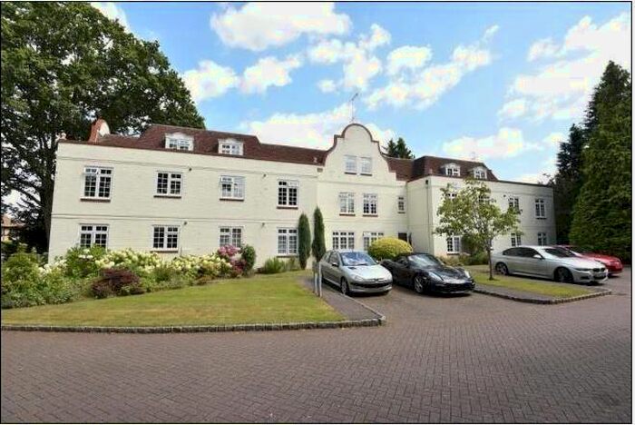 2 Bedroom Flat To Rent In Lightwater, Surrey, GU18