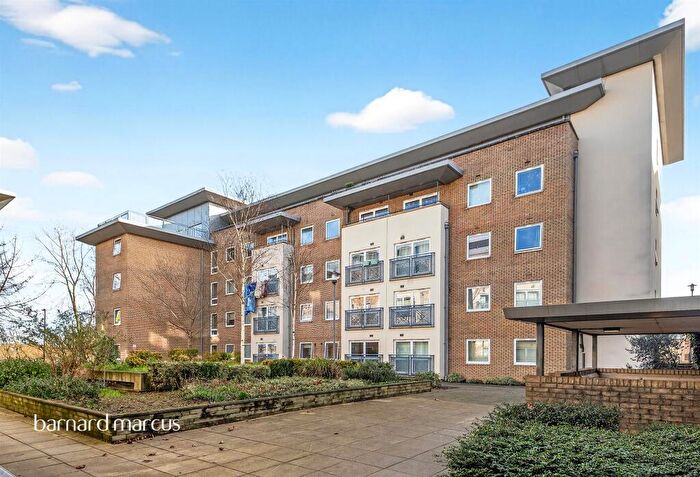 2 Bedroom Flat For Sale In Cline Road, London, N11