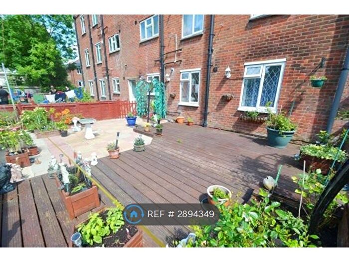 2 Bedroom Flat To Rent In Woodcote Road, Southampton, SO17