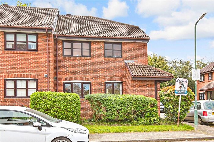 2 Bedroom Maisonette For Sale In Unicorn Walk, Greenhithe, Kent, DA9