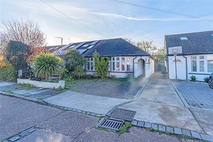 2 Bedroom Bungalow For Sale In Cleveland Avenue, Hampton, TW12