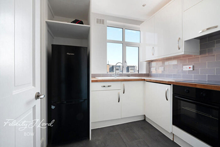 2 Bedroom Flat For Sale In Libra Road, Bow, E3