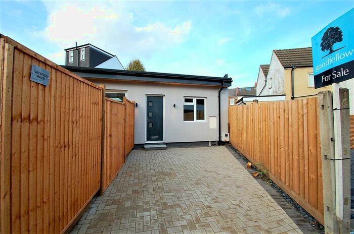 1 Bedroom Bungalow To Rent In Oatsfield House, Sandy Lane North, Wallington, SM6