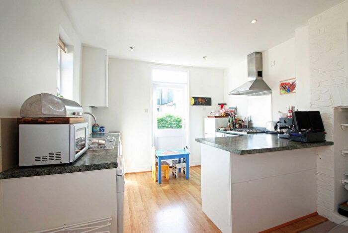 3 Bedroom Flat To Rent In Felsham Road, West Putney, London, SW15