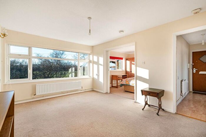1 Bedroom Detached Bungalow For Sale In Clements Mead, Leatherhead, KT22