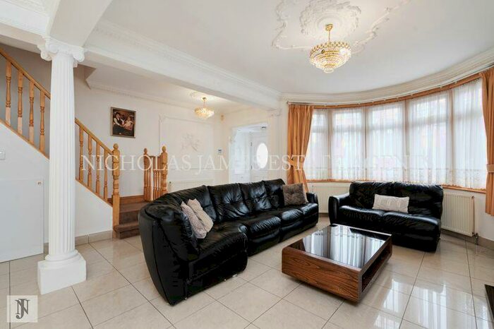 3 Bedroom Semi-Detached House To Rent In Laurel Way, Whetstone London, N20