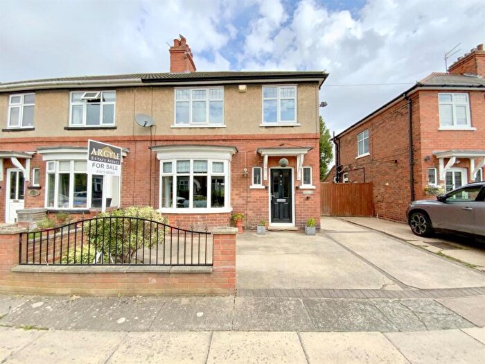 3 Bedroom Semi-Detached House For Sale In Beech Avenue, Grimsby, DN33
