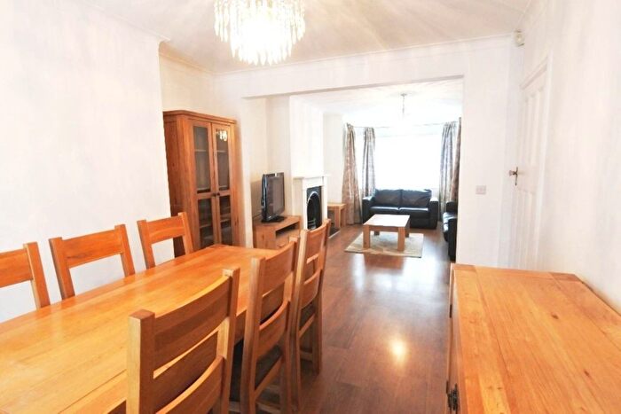 4 Bedroom Semi-Detached House To Rent In Kenver Avenue, London, N12