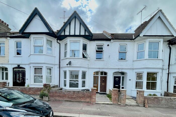 1 Bedroom Flat To Rent In Ramuz Drive, Westcliff-On-Sea, SS0