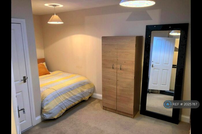 Studio To Rent In Spa Road, London, SE16