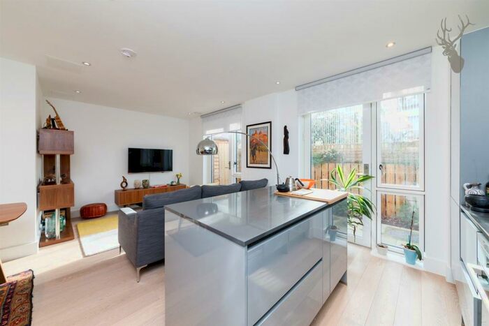 3 Bedroom Flat To Rent In Alameda Place, Bow, E3