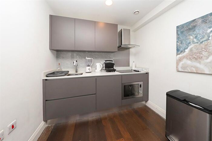 1 Bedroom Flat For Sale In Jessop Court, Brindley Place, UB8