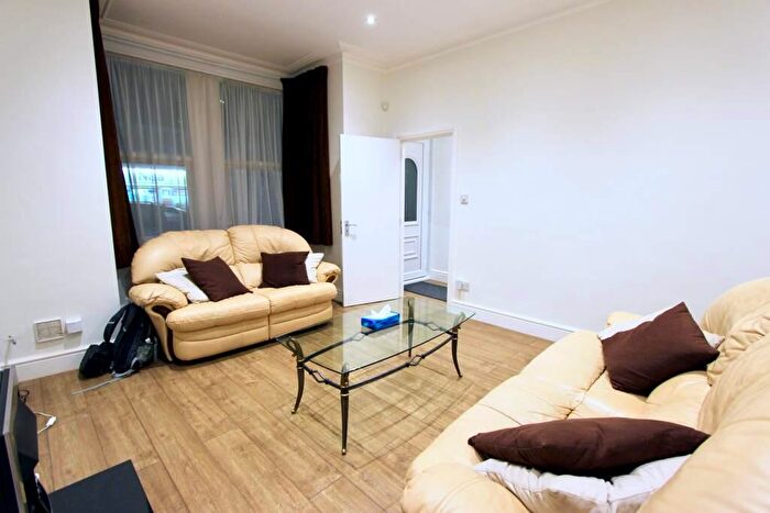 4 Bedroom Terraced House To Rent In Warwick Road, London, N11