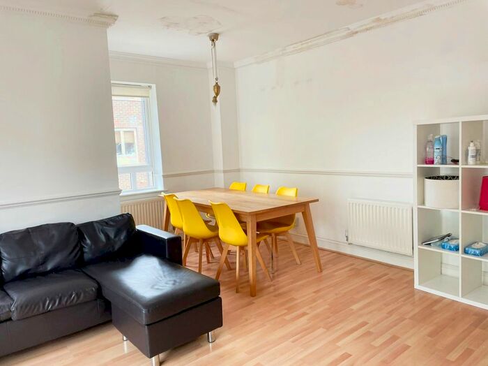 2 Bedroom Flat To Rent In Arun House, Maybate Avenue, KT2