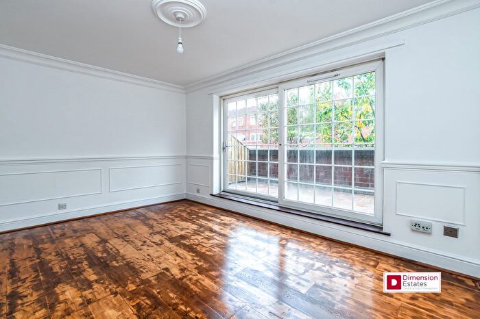 3 Bedroom Maisonette For Sale In Lowestoft Close, Upper Clapton, Hackney, E5