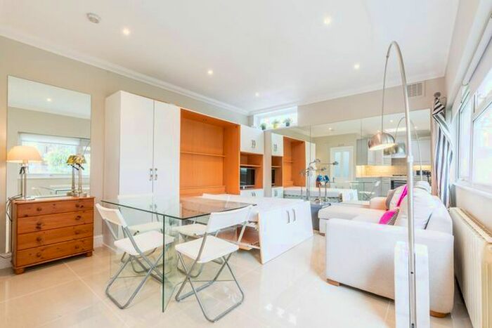 Studio To Rent In Brett House Close, Putney, London, SW15